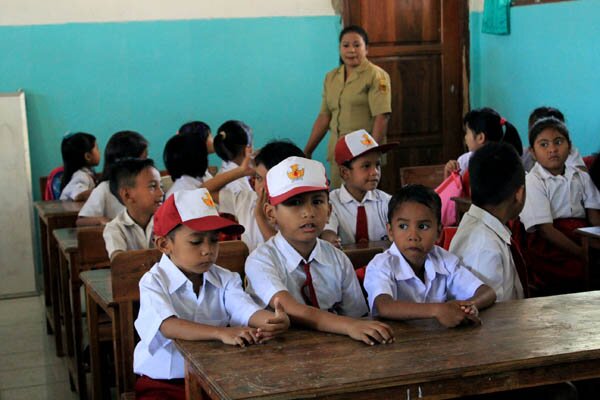 SDN di Sumenep Disegel Warga, Siswa Terpaksa Belajar di Balai Desa