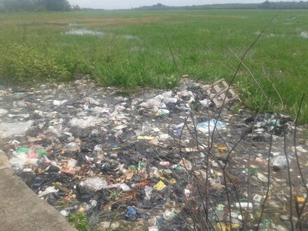 Tumpukan Sampah Cemari Aliran Sungai