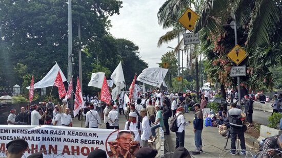 Kelelahan Demo Mabes Polri, Massa FPI yang Kawal Sidang Ahok Menyusut Massa FPI di Kementan Jakarta saat berlangsung sidang Ahok (Putera/Okezone)